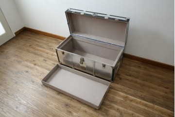 和製ビンテージ　お部屋のアクセントになるジュラルミン船トランク　(R-084547)