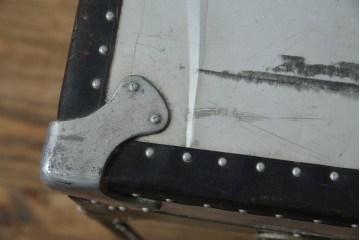 和製ビンテージ　お部屋のアクセントになるジュラルミン船トランク　(R-084547)