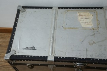 和製ビンテージ　お部屋のアクセントになるジュラルミン船トランク　(R-084547)