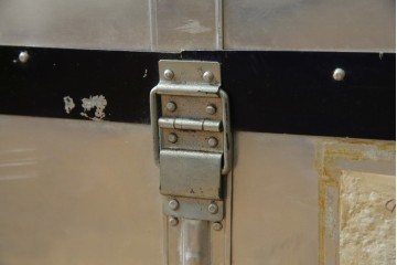 和製ビンテージ　お部屋のアクセントになるジュラルミン船トランク　(R-084547)