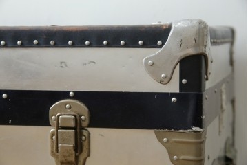 和製ビンテージ　お部屋のアクセントになるジュラルミン船トランク　(R-084547)