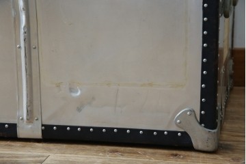 和製ビンテージ　お部屋のアクセントになるジュラルミン船トランク　(R-084547)