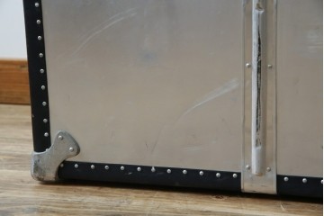 和製ビンテージ　お部屋のアクセントになるジュラルミン船トランク　(R-084547)