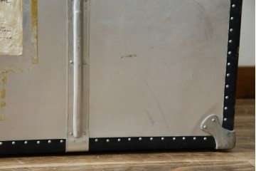 和製ビンテージ　お部屋のアクセントになるジュラルミン船トランク　(R-084547)