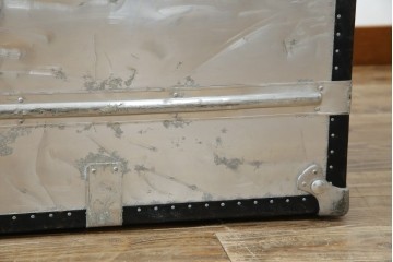 和製ビンテージ　お部屋のアクセントになるジュラルミン船トランク　(R-084547)