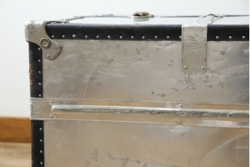 和製ビンテージ　お部屋のアクセントになるジュラルミン船トランク　(R-084547)