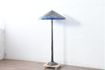 中古　希少!!　作家物!!　ステンドグラス芸術家　伊藤誠二　大作!!重厚な銅のポールと繊細なガラスの融合が生み出す光と影の表情が堪能できるフロアスタンド(アートランプ、フロア照明、スタンドライト)(定価約120万円)(R-084548)