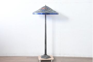 中古　希少!!　作家物!!　ステンドグラス芸術家　伊藤誠二　大作!!重厚な銅のポールと繊細なガラスの融合が生み出す光と影の表情が堪能できるフロアスタンド(アートランプ、フロア照明、スタンドライト)(定価約120万円)(R-084548)