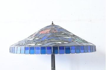中古　希少!!　作家物!!　ステンドグラス芸術家　伊藤誠二　大作!!重厚な銅のポールと繊細なガラスの融合が生み出す光と影の表情が堪能できるフロアスタンド(アートランプ、フロア照明、スタンドライト)(定価約120万円)(R-084548)