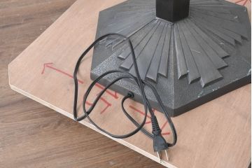 中古　希少!!　作家物!!　ステンドグラス芸術家　伊藤誠二　大作!!重厚な銅のポールと繊細なガラスの融合が生み出す光と影の表情が堪能できるフロアスタンド(アートランプ、フロア照明、スタンドライト)(定価約120万円)(R-084548)