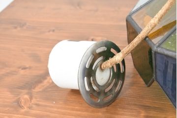 《引っ掛けシーリング式ペンダントライト加工費込み》　中古　希少!!　作家物!!　ステンドグラス芸術家　伊藤誠二　ステンドグラスのペンダントライト(天井照明、吊り下げ照明、シェード、電笠)(定価約14万円)(R-084549)