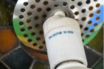《引っ掛けシーリング式ペンダントライト加工費込み》　中古　希少!!　作家物!!　ステンドグラス芸術家　伊藤誠二　ステンドグラスのペンダントライト(天井照明、吊り下げ照明、シェード、電笠)(定価約14万円)(R-084549)