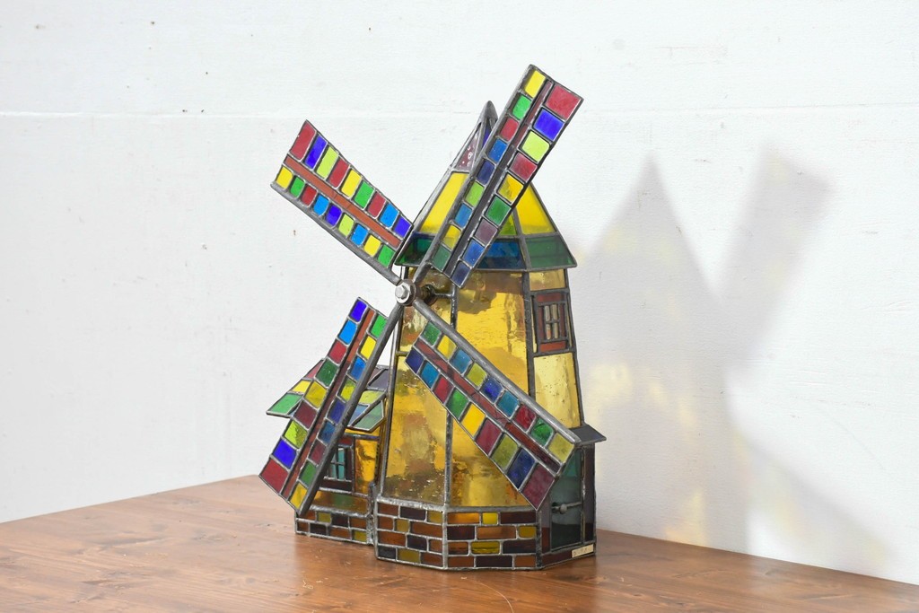 中古　希少!!　作家物!!　ステンドグラス芸術家　伊藤誠二　風車小屋モチーフのステンド卓上ランプ　定価約50万円　(R-084550)