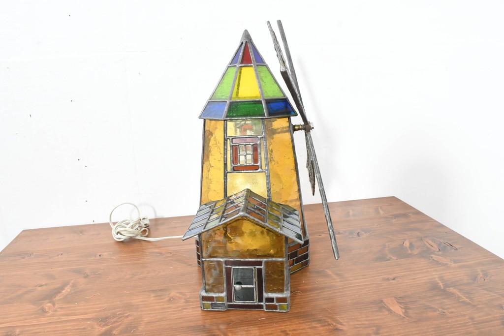 中古　希少!!　作家物!!　ステンドグラス芸術家　伊藤誠二　風車小屋モチーフのステンド卓上ランプ　定価約50万円　(R-084550)