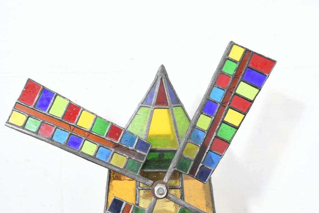 中古　希少!!　作家物!!　ステンドグラス芸術家　伊藤誠二　風車小屋モチーフのステンド卓上ランプ　定価約50万円　(R-084550)