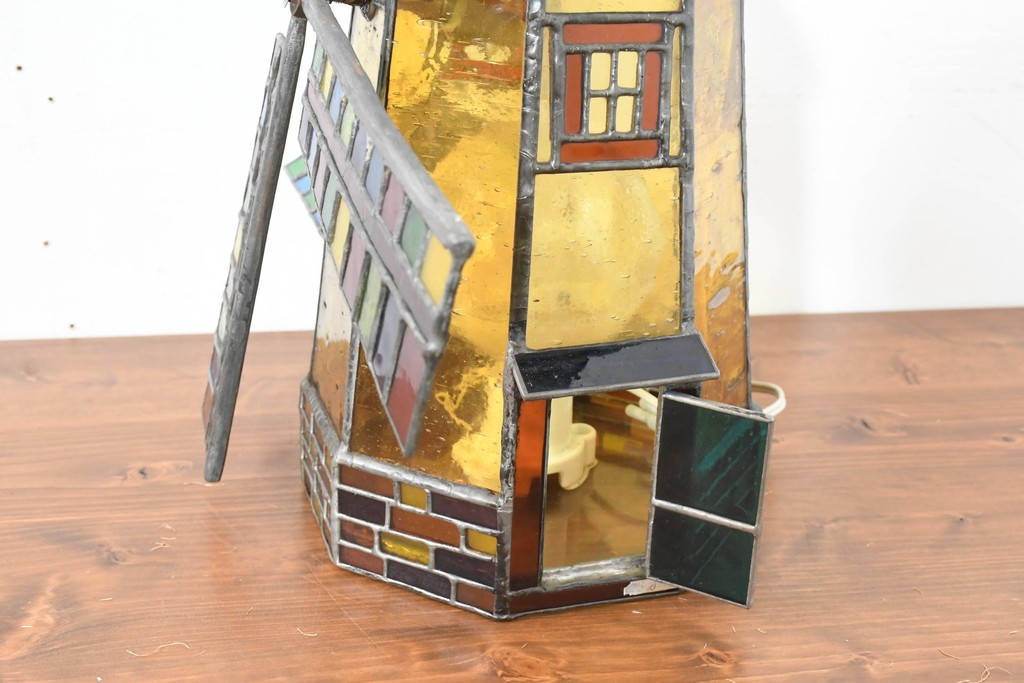 中古　希少!!　作家物!!　ステンドグラス芸術家　伊藤誠二　風車小屋モチーフのステンド卓上ランプ　定価約50万円　(R-084550)