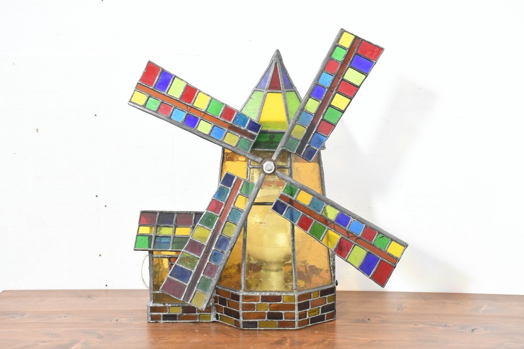 中古　希少!!　作家物!!　ステンドグラス芸術家　伊藤誠二　風車小屋モチーフのステンド卓上ランプ　定価約50万円　(R-084550)