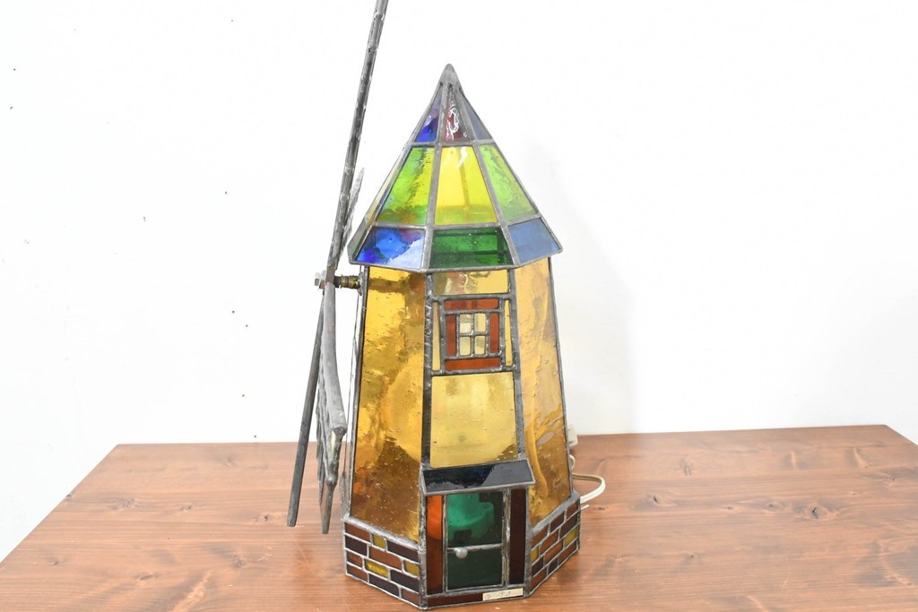 中古　希少!!　作家物!!　ステンドグラス芸術家　伊藤誠二　風車小屋モチーフのステンド卓上ランプ　定価約50万円　(R-084550)