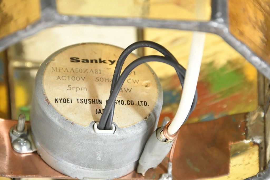 中古　希少!!　作家物!!　ステンドグラス芸術家　伊藤誠二　風車小屋モチーフのステンド卓上ランプ　定価約50万円　(R-084550)