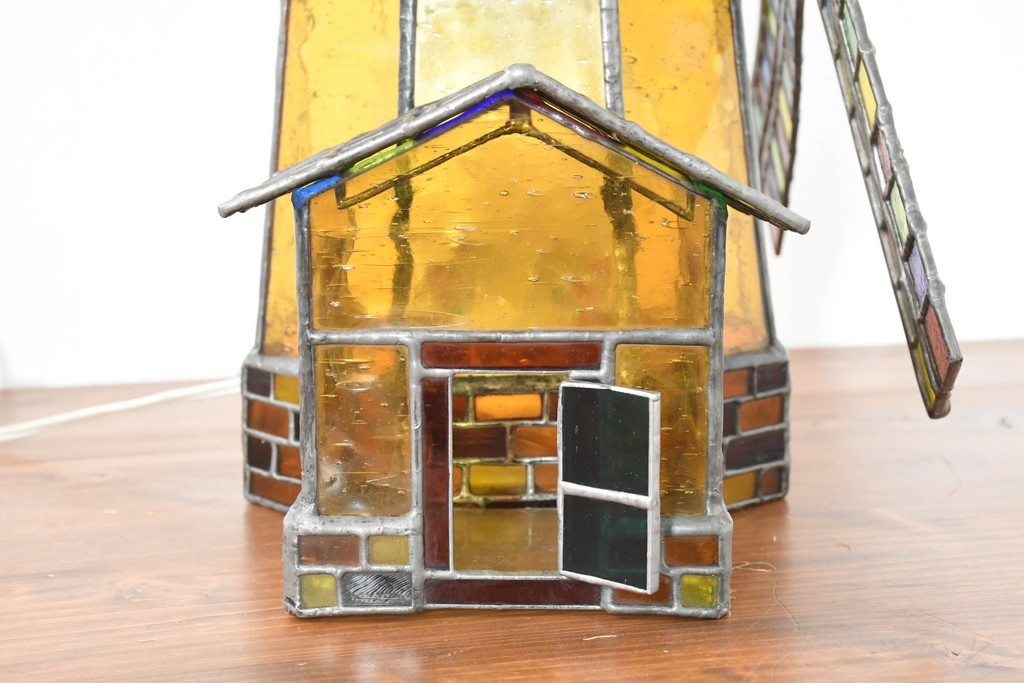 中古　希少!!　作家物!!　ステンドグラス芸術家　伊藤誠二　風車小屋モチーフのステンド卓上ランプ　定価約50万円　(R-084550)
