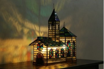 中古　希少!!　作家物!!　ステンドグラス芸術家　伊藤誠二　アートピースとして楽しめるカラフルな家のテーブルライト　定価約50万円　(R-084555)