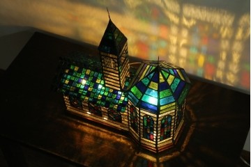 中古　希少!!　作家物!!　ステンドグラス芸術家　伊藤誠二　アートピースとして楽しめるカラフルな家のテーブルライト　定価約50万円　(R-084555)
