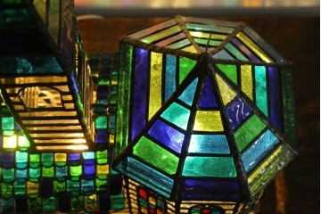 中古　希少!!　作家物!!　ステンドグラス芸術家　伊藤誠二　アートピースとして楽しめるカラフルな家のテーブルライト　定価約50万円　(R-084555)
