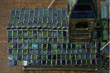中古　希少!!　作家物!!　ステンドグラス芸術家　伊藤誠二　アートピースとして楽しめるカラフルな家のテーブルライト　定価約50万円　(R-084555)