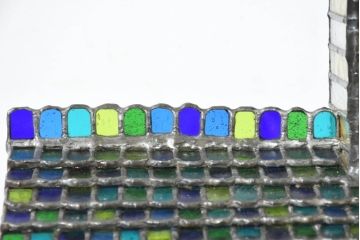 中古　希少!!　作家物!!　ステンドグラス芸術家　伊藤誠二　アートピースとして楽しめるカラフルな家の卓上照明(テーブルランプ、テーブルスタンド、卓上ランプ、ナイトスタンド、ガラスアート、オブジェ)(定価約50万円)(R-084555)