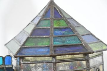 中古　希少!!　作家物!!　ステンドグラス芸術家　伊藤誠二　アートピースとして楽しめるカラフルな家の卓上照明(テーブルランプ、テーブルスタンド、卓上ランプ、ナイトスタンド、ガラスアート、オブジェ)(定価約50万円)(R-084555)