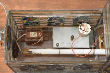 中古　希少!!　作家物!!　ステンドグラス芸術家　伊藤誠二　アートピースとして楽しめるカラフルな家の卓上照明(テーブルランプ、テーブルスタンド、卓上ランプ、ナイトスタンド、ガラスアート、オブジェ)(定価約50万円)(R-084555)