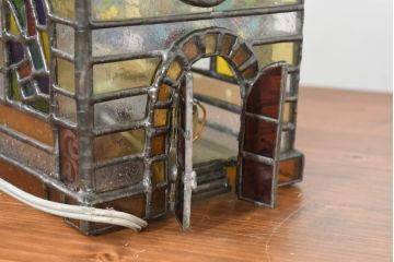 中古　希少!!　作家物!!　ステンドグラス芸術家　伊藤誠二　アートピースとして楽しめるカラフルな家の卓上照明(テーブルランプ、テーブルスタンド、卓上ランプ、ナイトスタンド、ガラスアート、オブジェ)(定価約50万円)(R-084555)