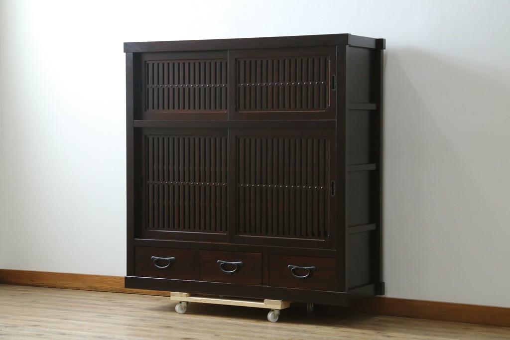 中古　美品!!　栗材　和モダン空間を彩る格子デザインの水屋箪笥　(R-084560)