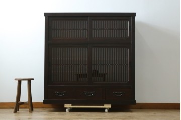 中古　美品!!　栗材　和モダン空間を彩る格子デザインの水屋箪笥　(R-084560)