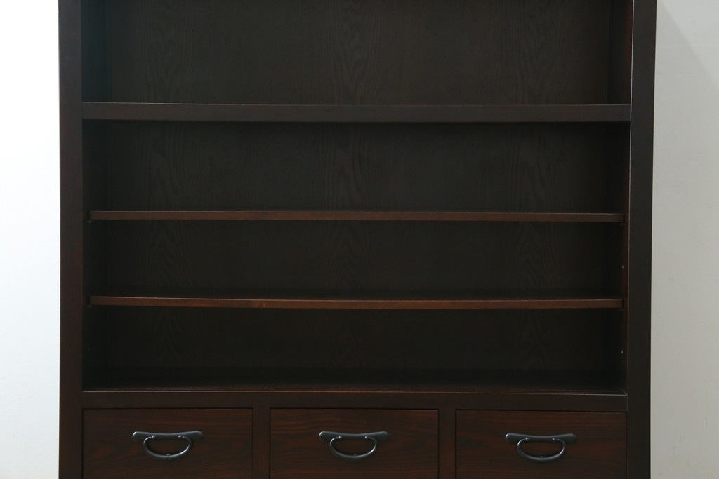 中古　美品!!　栗材　和モダン空間を彩る格子デザインの水屋箪笥　(R-084560)