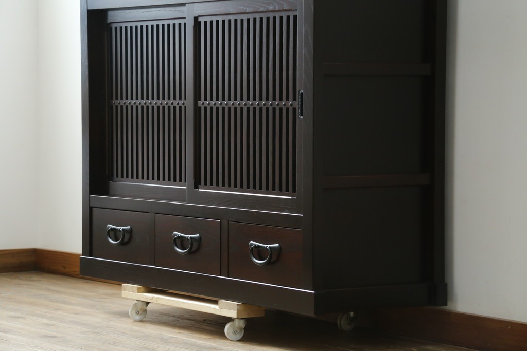 中古　美品!!　栗材　和モダン空間を彩る格子デザインの水屋箪笥　(R-084560)