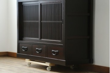 中古　美品!!　栗材　和モダン空間を彩る格子デザインの水屋箪笥　(R-084560)