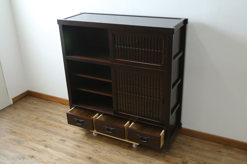 中古　美品!!　栗材　和モダン空間を彩る格子デザインの水屋箪笥　(R-084560)