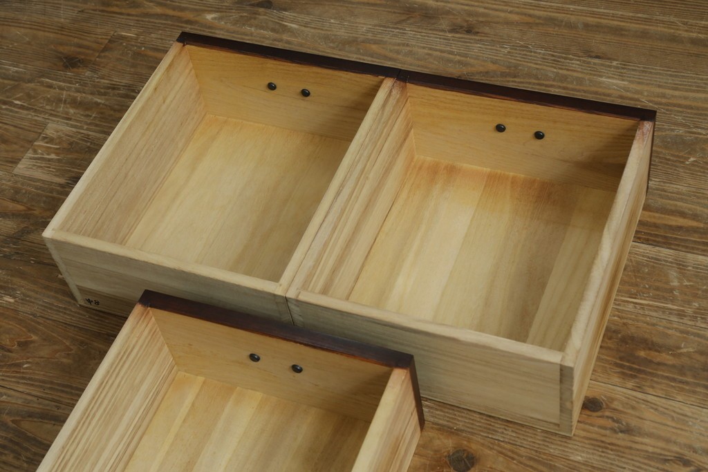 中古　美品!!　栗材　和モダン空間を彩る格子デザインの水屋箪笥　(R-084560)