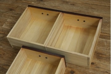 中古　美品!!　栗材　和モダン空間を彩る格子デザインの水屋箪笥　(R-084560)