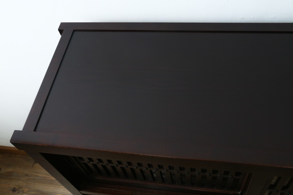 中古　美品!!　栗材　和モダン空間を彩る格子デザインの水屋箪笥　(R-084560)