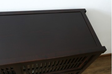 中古　美品!!　栗材　和モダン空間を彩る格子デザインの水屋箪笥　(R-084560)