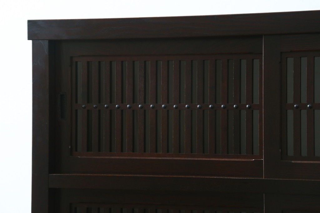 中古　美品!!　栗材　和モダン空間を彩る格子デザインの水屋箪笥　(R-084560)