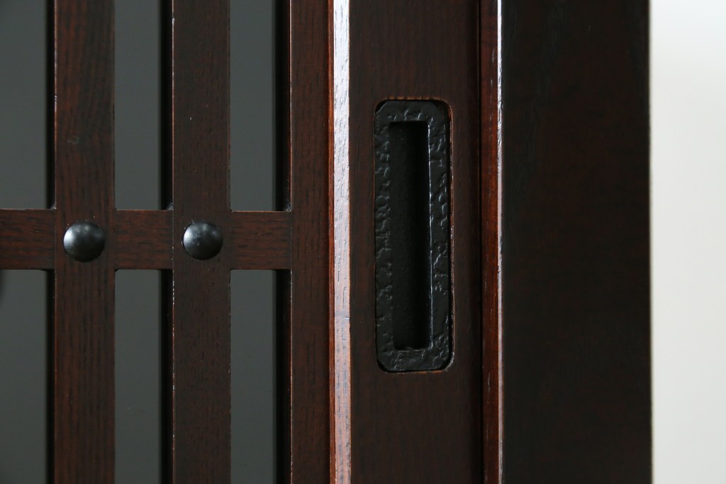 中古　美品!!　栗材　和モダン空間を彩る格子デザインの水屋箪笥　(R-084560)