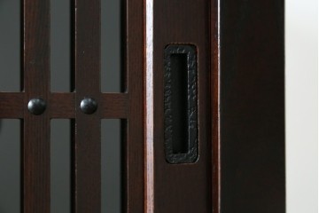 中古　美品!!　栗材　和モダン空間を彩る格子デザインの水屋箪笥　(R-084560)