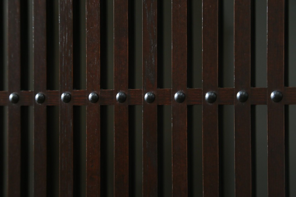 中古　美品!!　栗材　和モダン空間を彩る格子デザインの水屋箪笥　(R-084560)