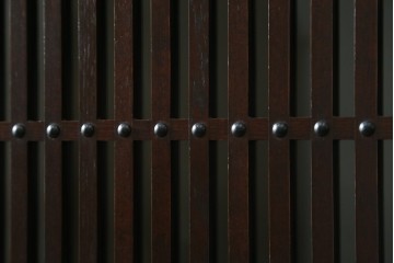 中古　美品!!　栗材　和モダン空間を彩る格子デザインの水屋箪笥　(R-084560)