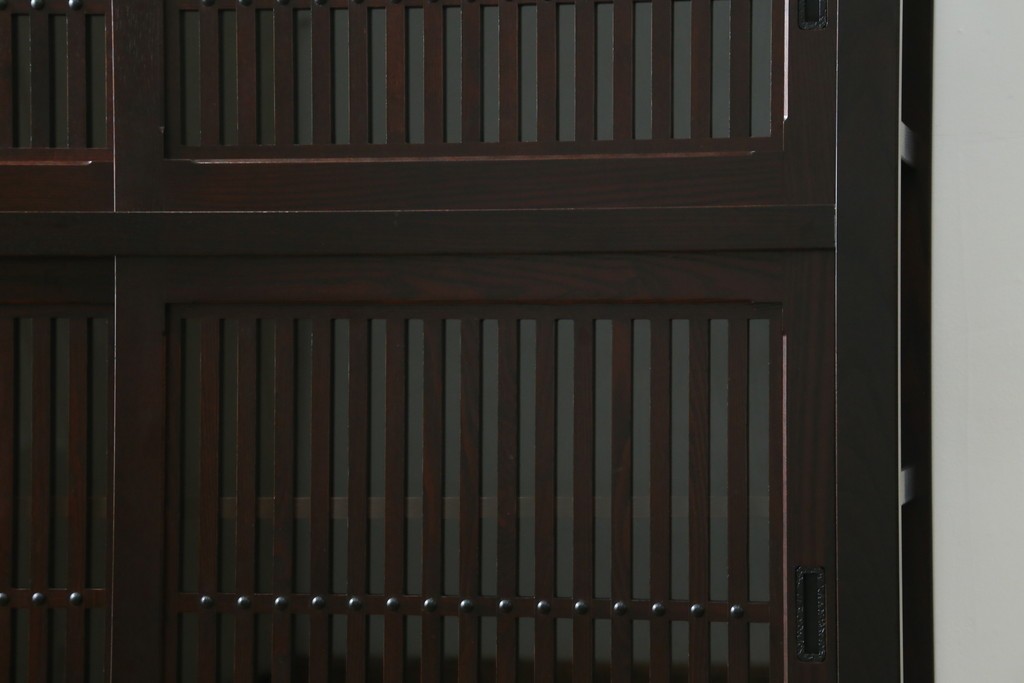 中古　美品!!　栗材　和モダン空間を彩る格子デザインの水屋箪笥　(R-084560)