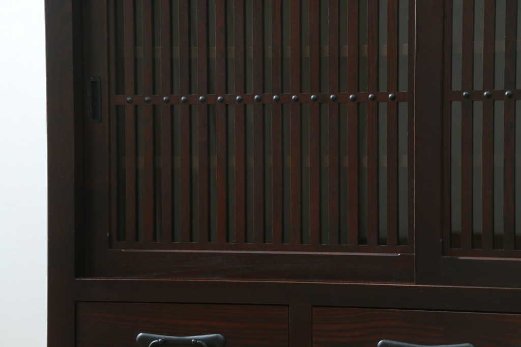 中古　美品!!　栗材　和モダン空間を彩る格子デザインの水屋箪笥　(R-084560)