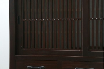 中古　美品!!　栗材　和モダン空間を彩る格子デザインの水屋箪笥　(R-084560)